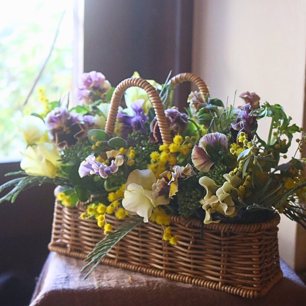 パンジーと春の花々アレンジ画像
